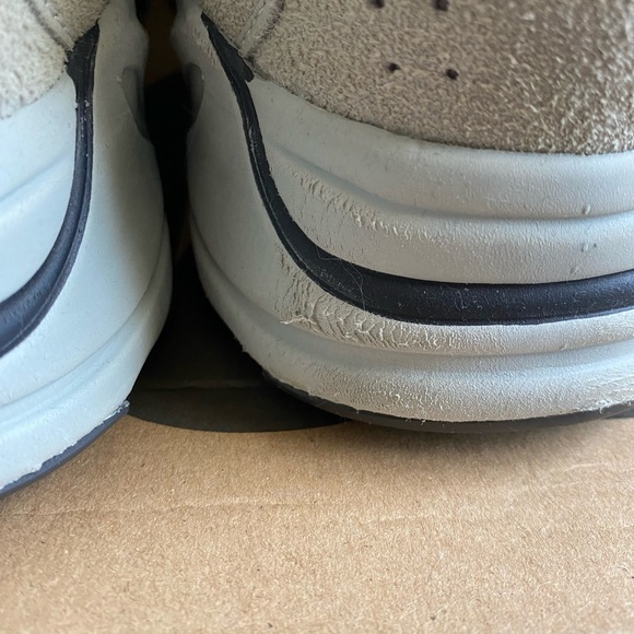 Yeezy Boost 700 Salt - Picture 7 of 9